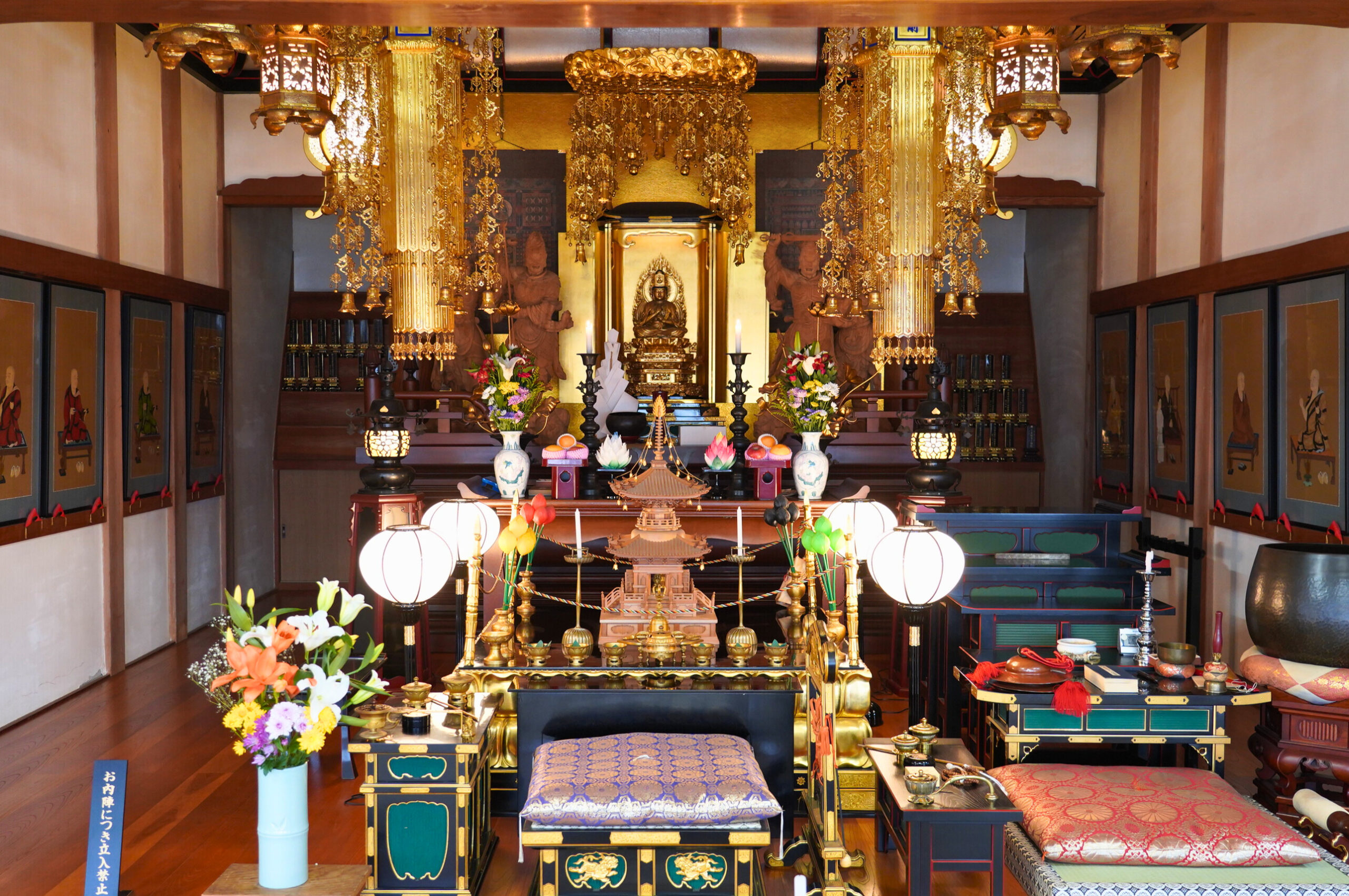 長明寺本堂内